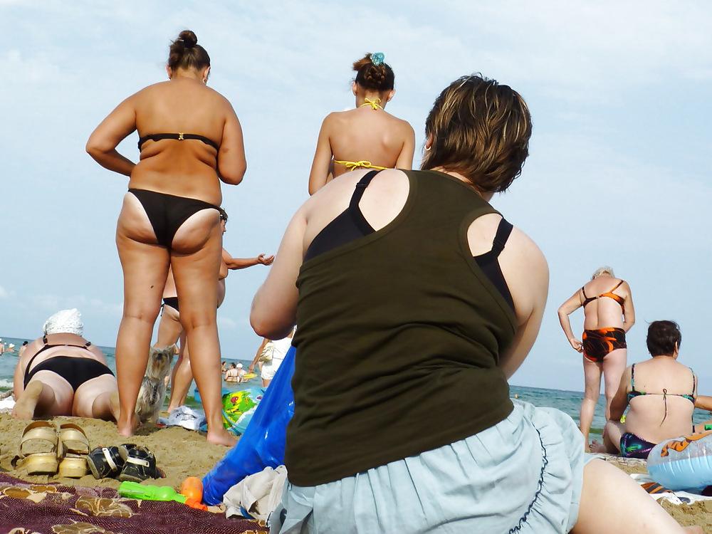 25P Russian women on the beach!