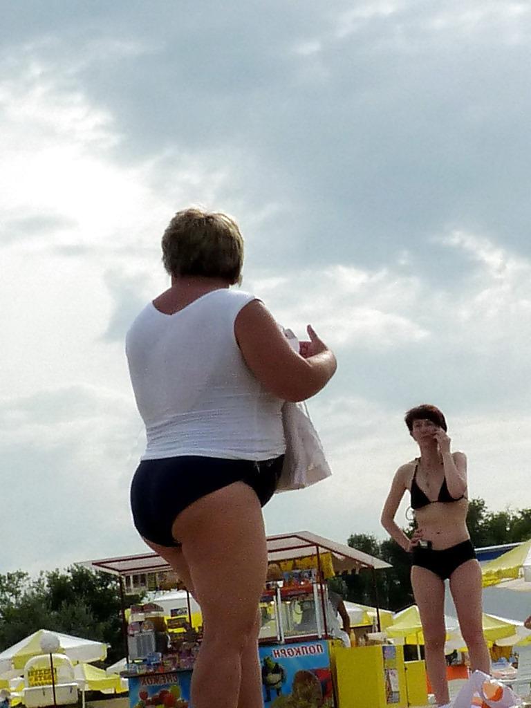 25P Russian women on the beach!