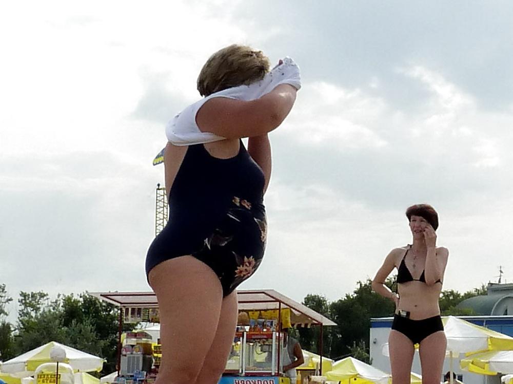 25P Russian women on the beach!