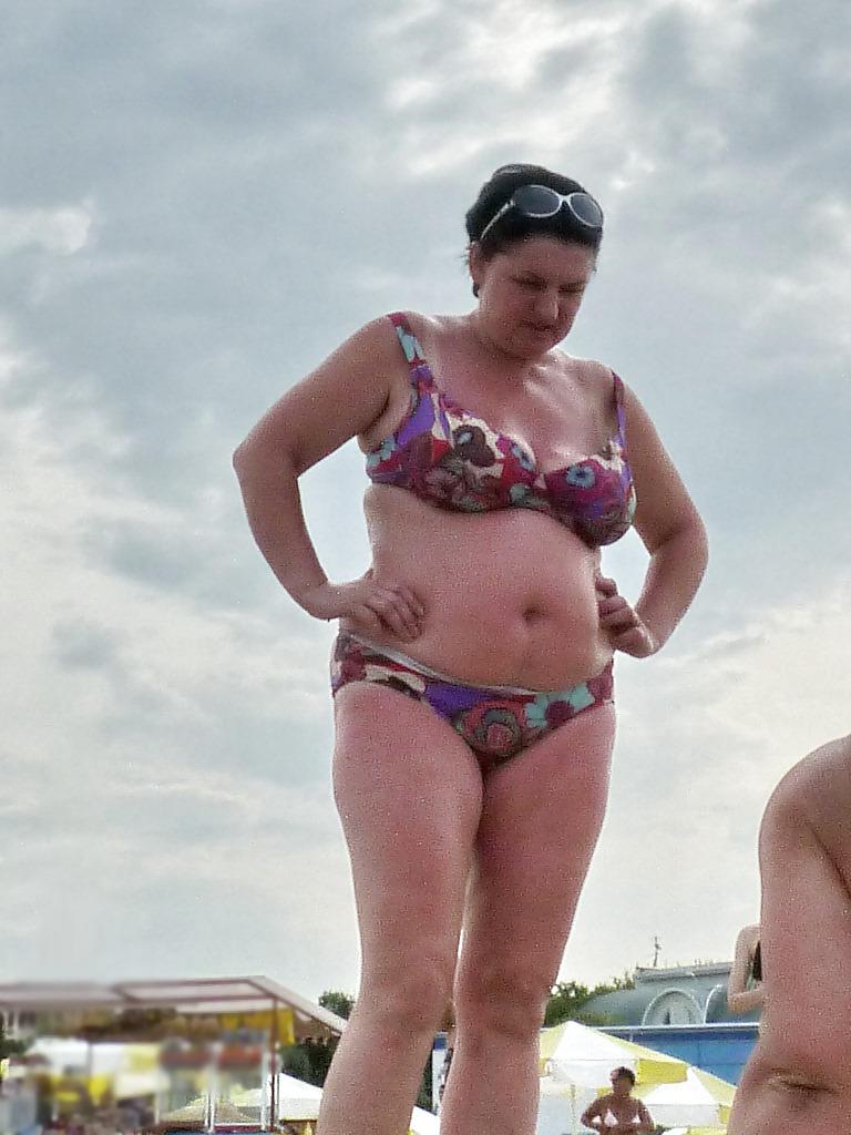 25P Russian women on the beach!