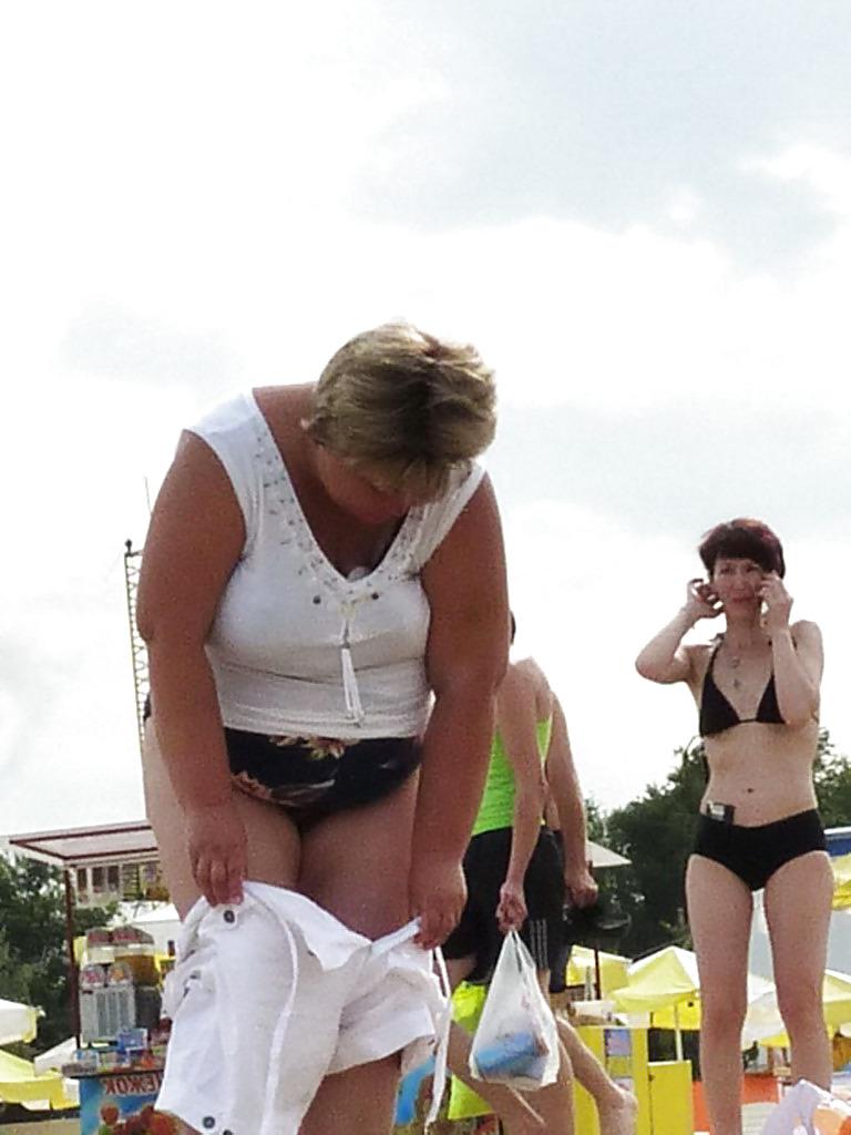 25P Russian women on the beach!