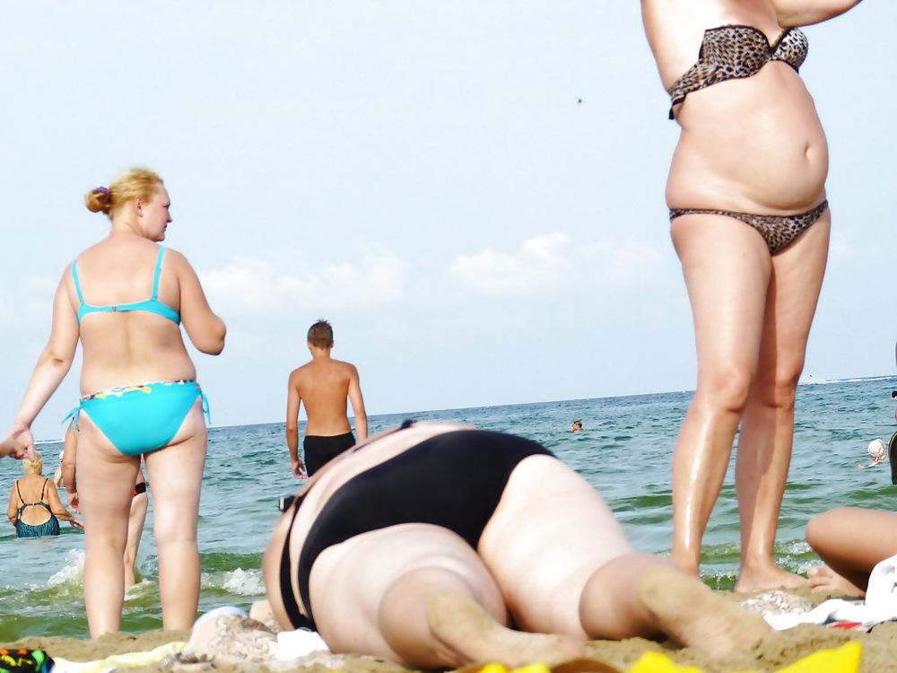 25P Russian women on the beach!
