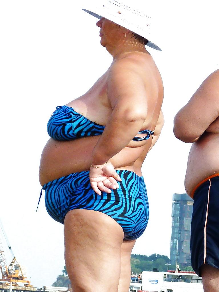 25P Russian women on the beach!