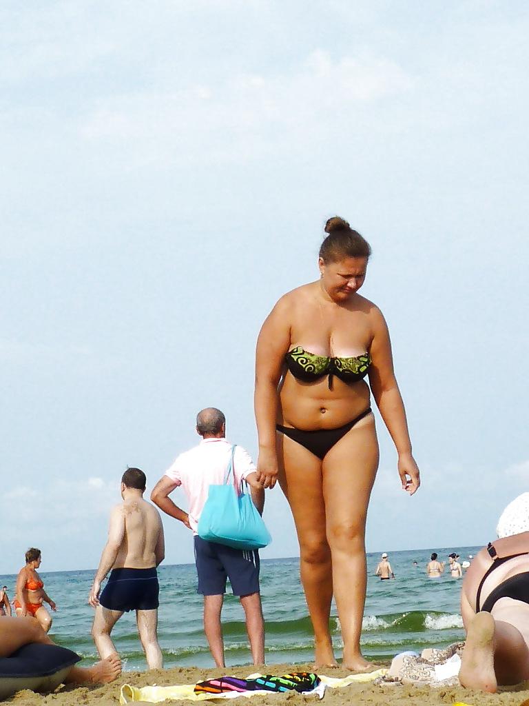 25P Russian women on the beach!