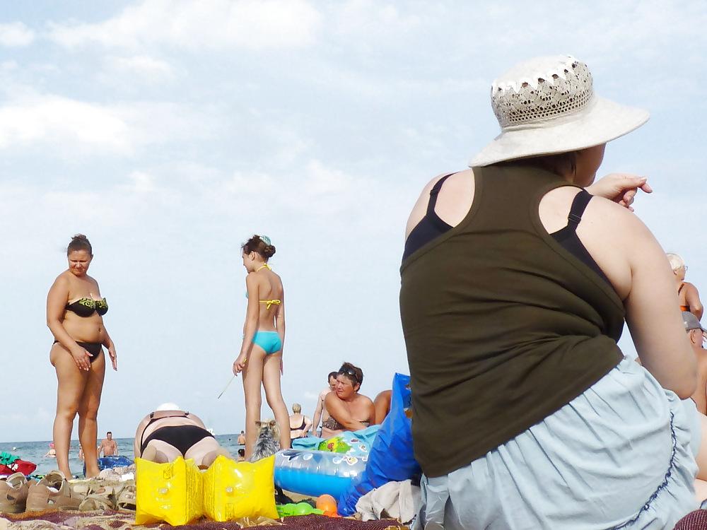25P Russian women on the beach!
