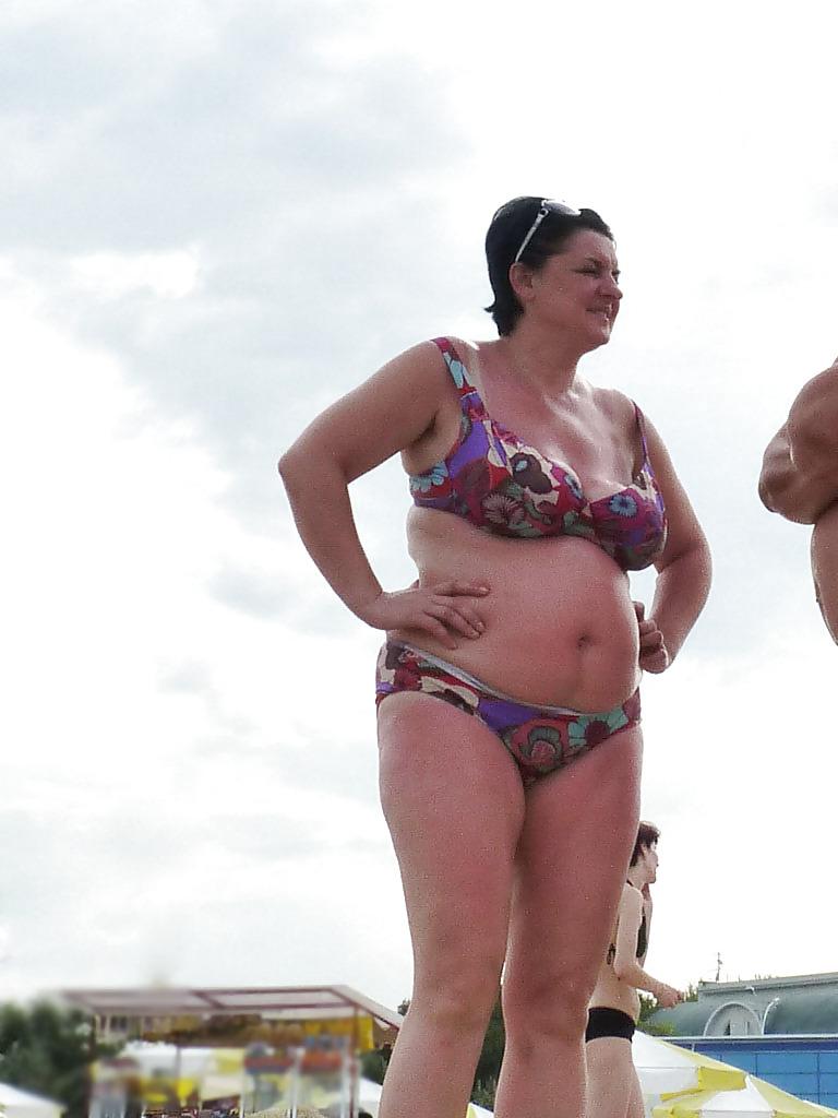 25P Russian women on the beach!