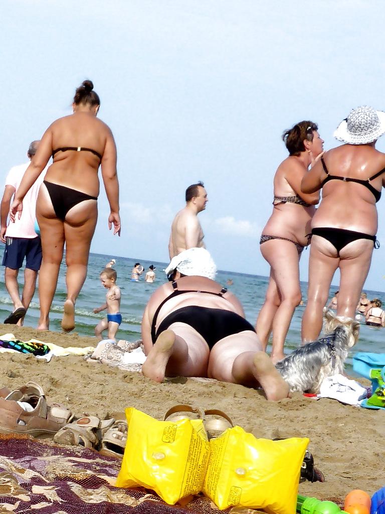 25P Russian women on the beach!