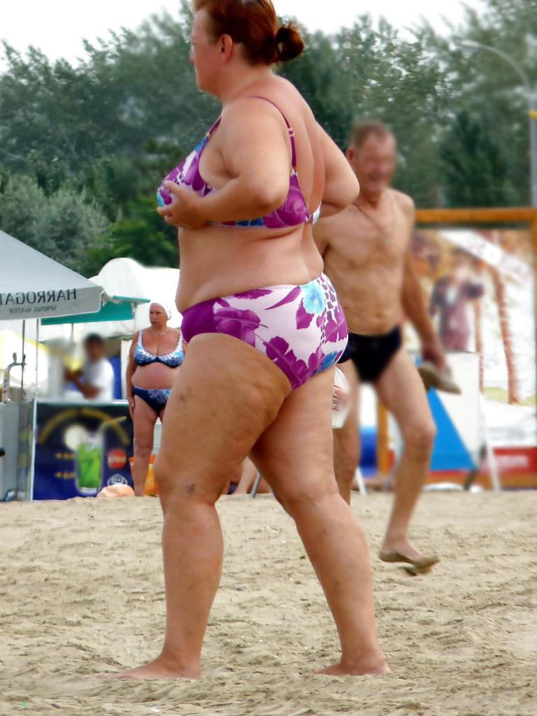 25P Russian women on the beach!