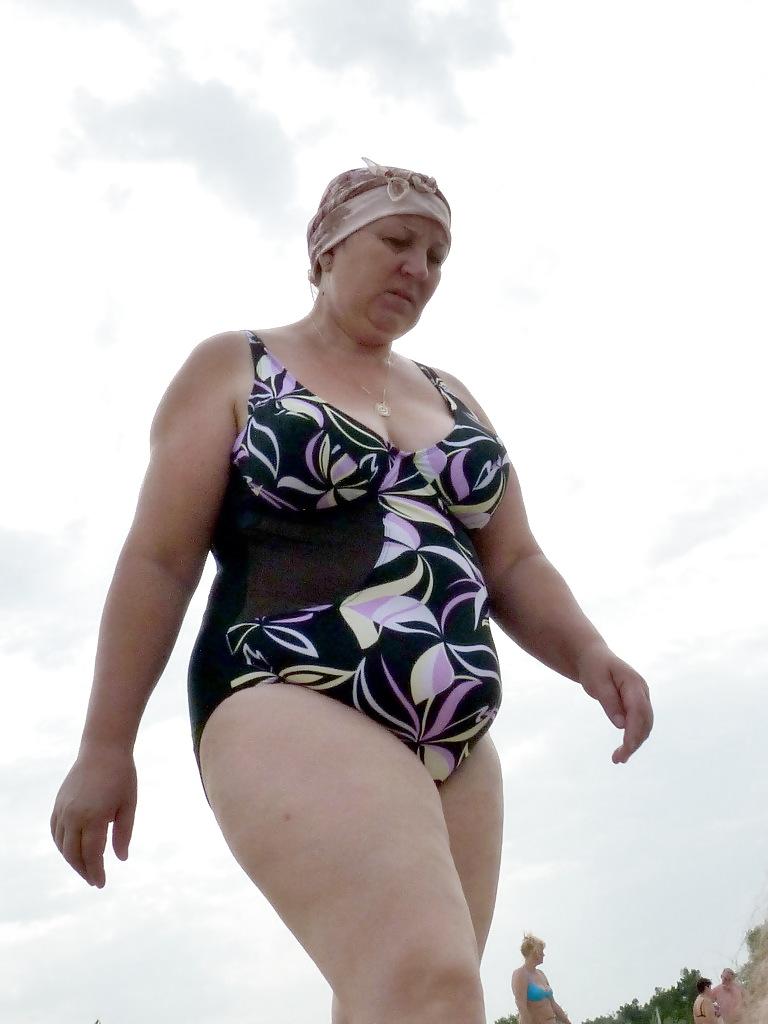 25P Russian women on the beach!