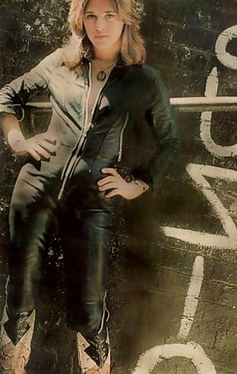 16P Suzi Quatro
