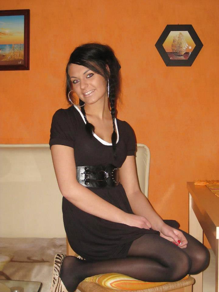 25P Young Ladies in Pantyhose