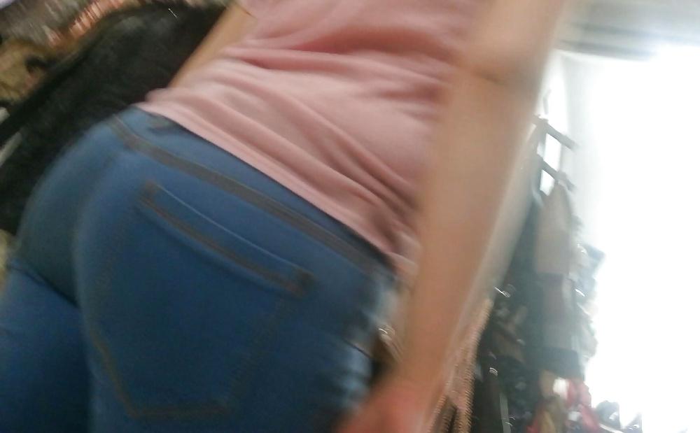 25P Spy sexy teens ass in shop romanian