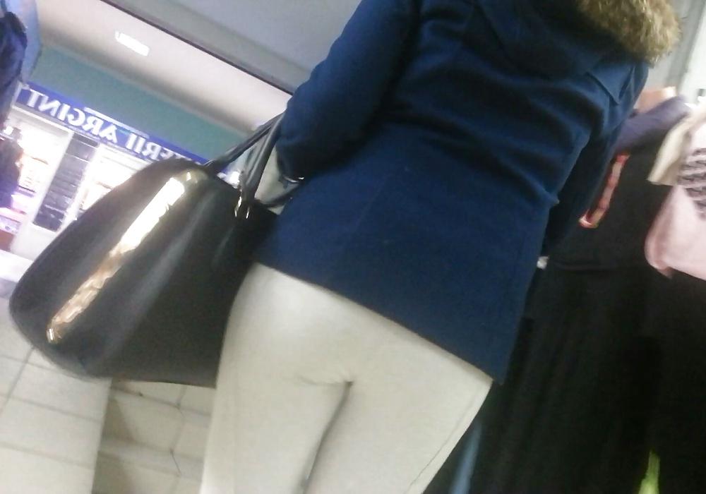 25P Spy sexy teens ass in shop romanian