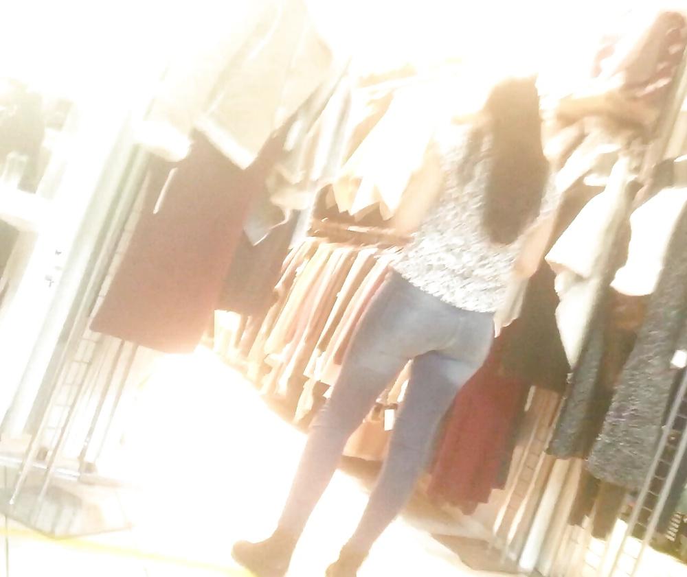25P Spy sexy teens ass in shop romanian