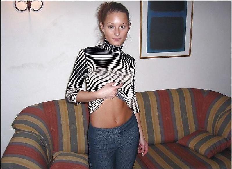 25P Teen nude on the sofa