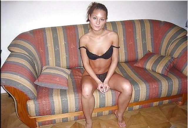 25P Teen nude on the sofa