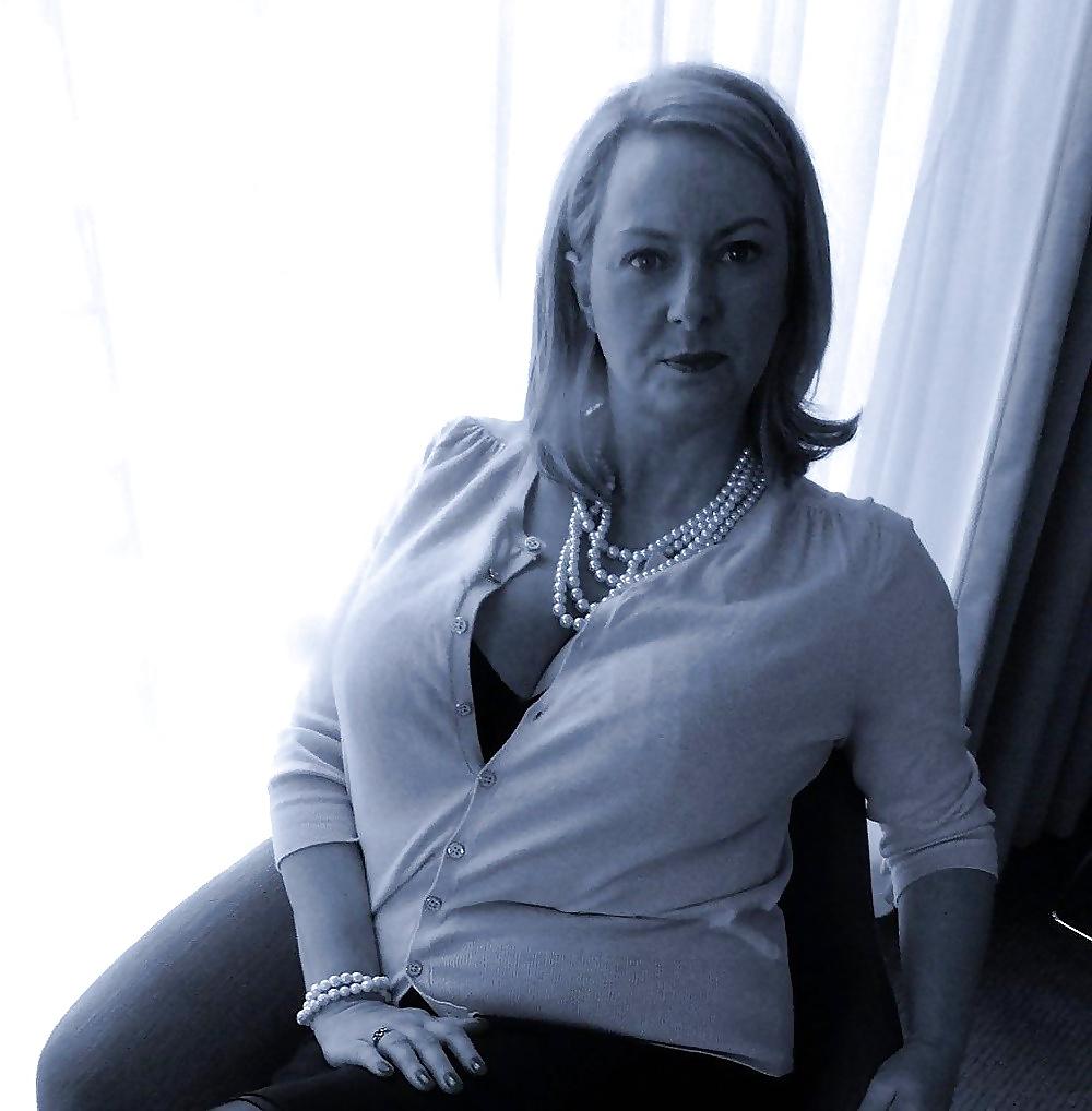 25P Mature escort 