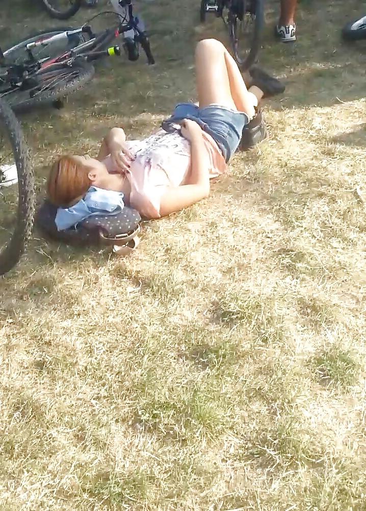 9P Spy sexy teens bust in grass romanian-la iarba verde