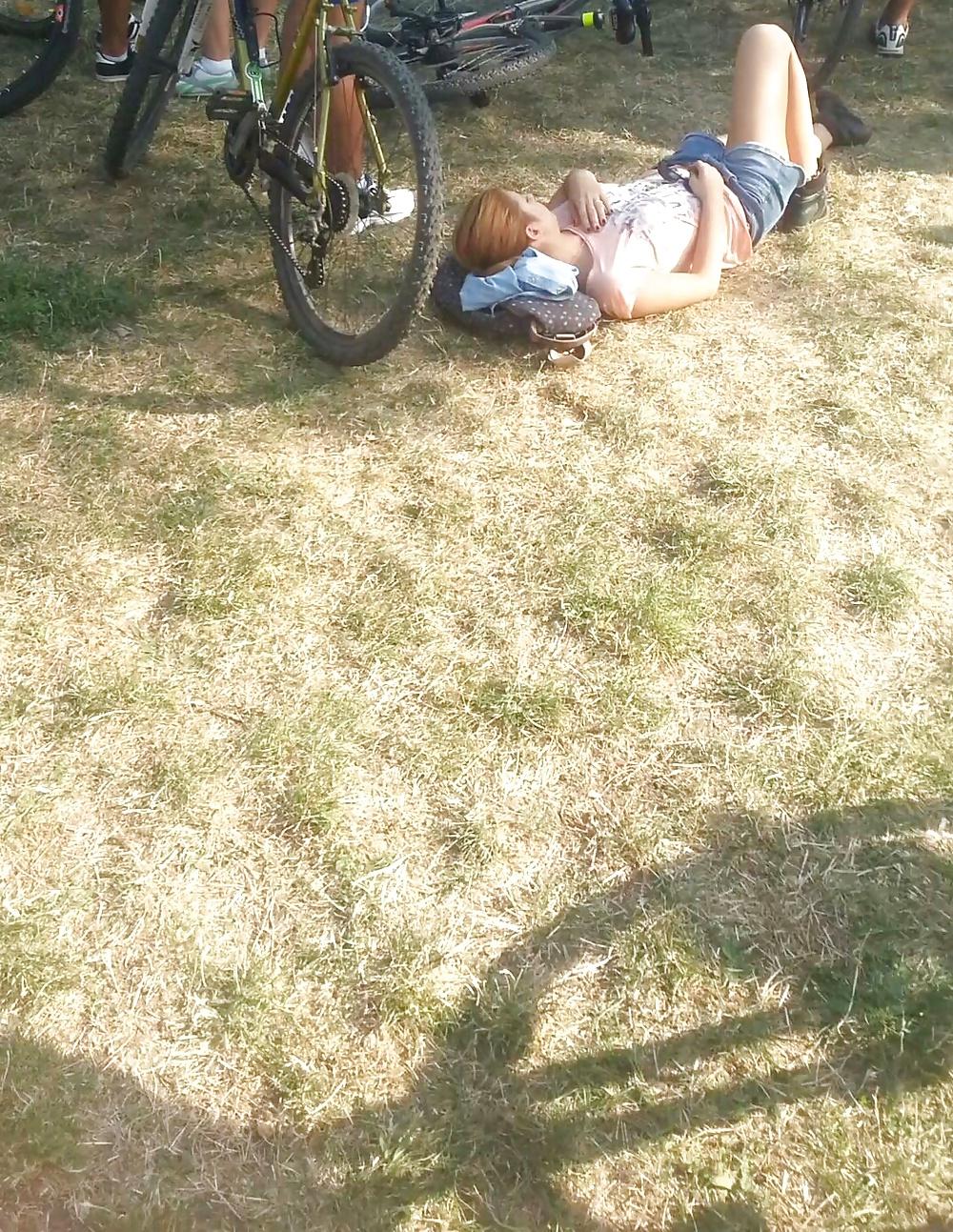 9P Spy sexy teens bust in grass romanian-la iarba verde