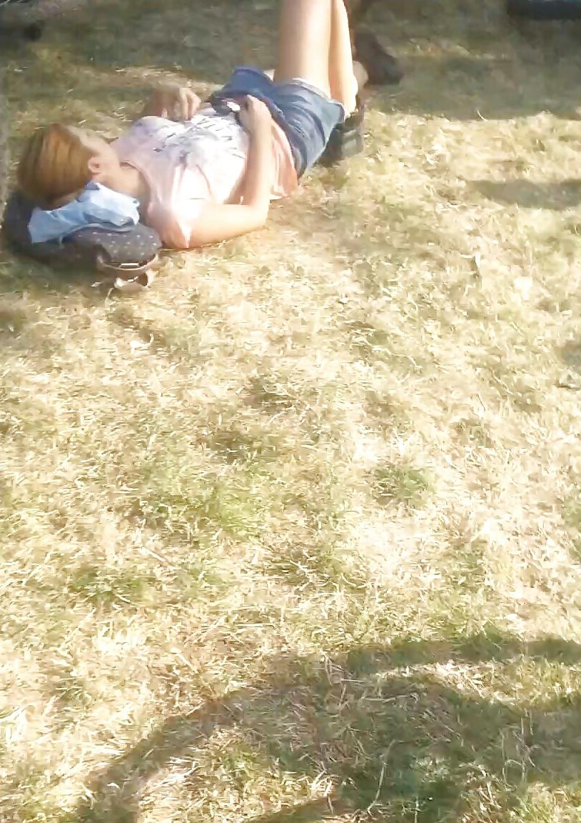 9P Spy sexy teens bust in grass romanian-la iarba verde