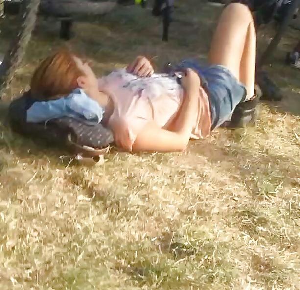 9P Spy sexy teens bust in grass romanian-la iarba verde