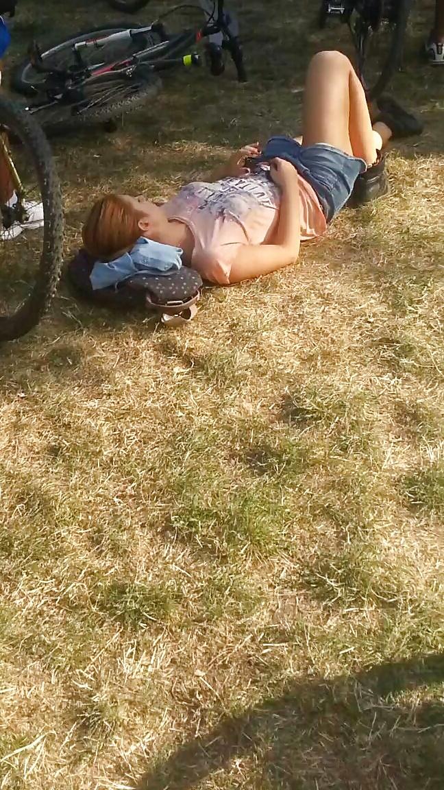 9P Spy sexy teens bust in grass romanian-la iarba verde
