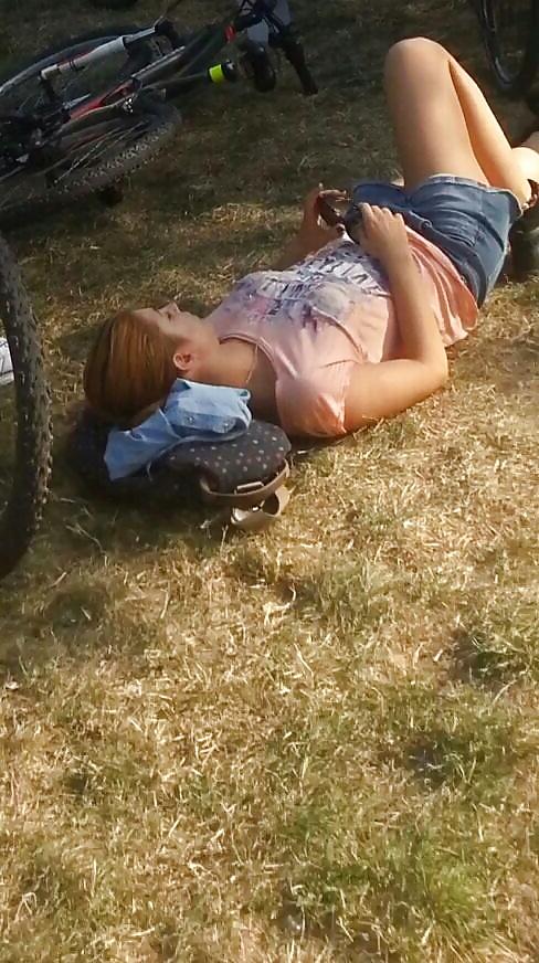 9P Spy sexy teens bust in grass romanian-la iarba verde