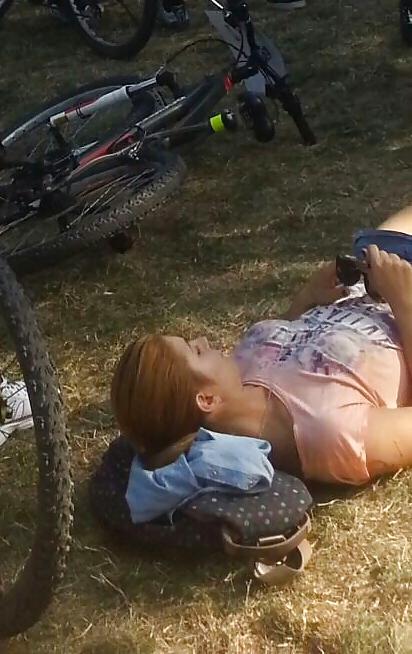 9P Spy sexy teens bust in grass romanian-la iarba verde