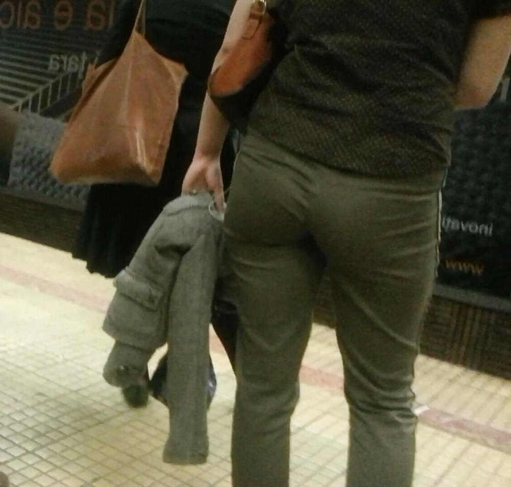 25P Spy ass, boobs and face in subway romanian