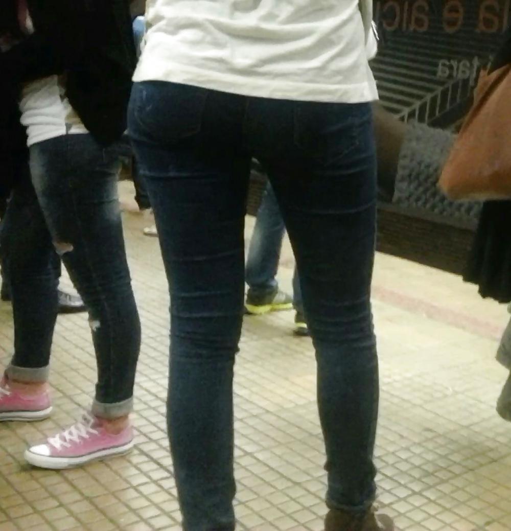 25P Spy ass, boobs and face in subway romanian