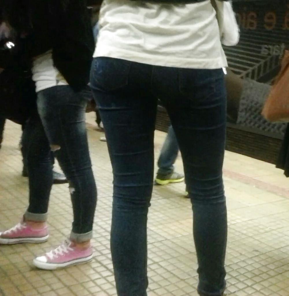 25P Spy ass, boobs and face in subway romanian