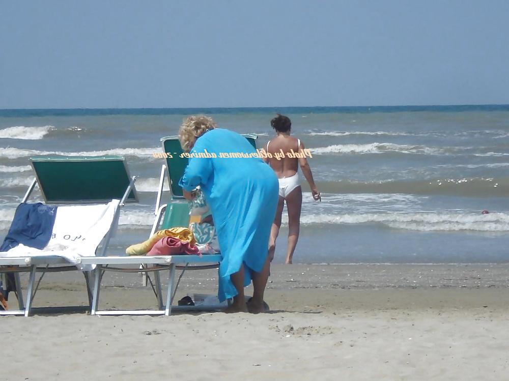 25P Matures and grannies on the beach