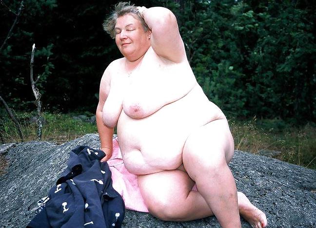 25P Matures and grannies on the beach