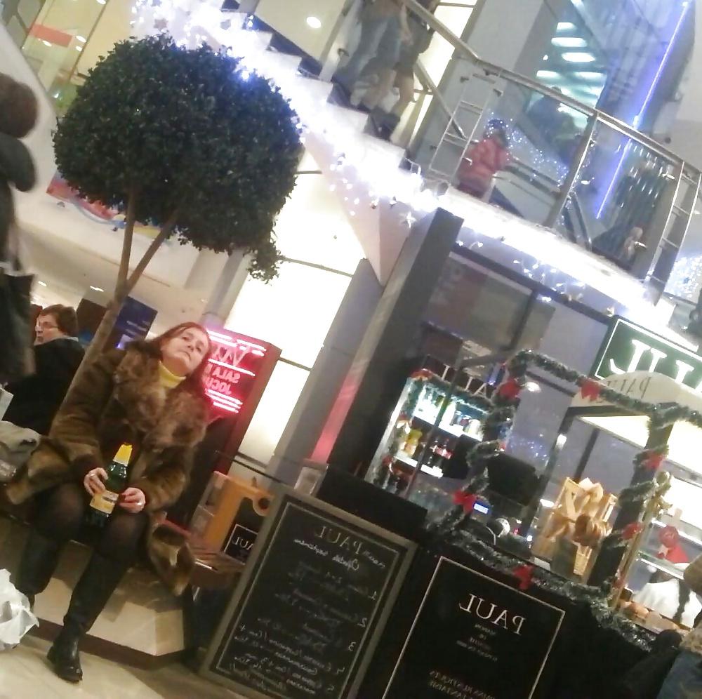 8P Spy drink women in mall romanian-betiva dupa bere