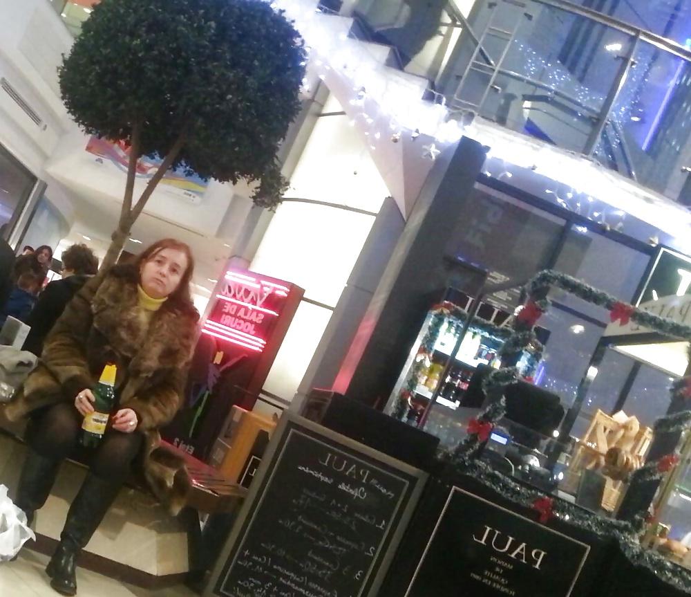8P Spy drink women in mall romanian-betiva dupa bere