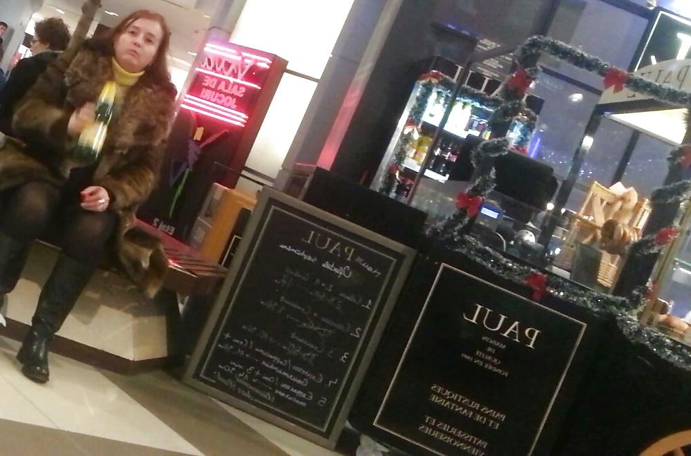 8P Spy drink women in mall romanian-betiva dupa bere