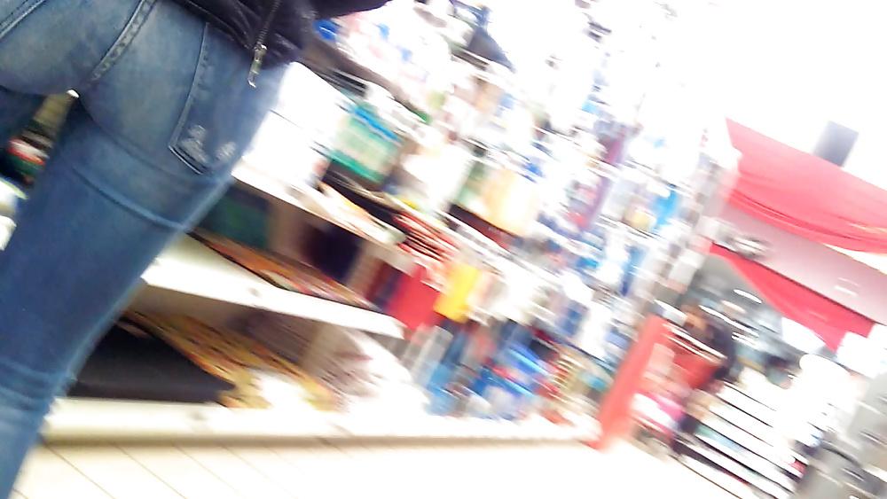 12P Culs au magasin    butts in shop