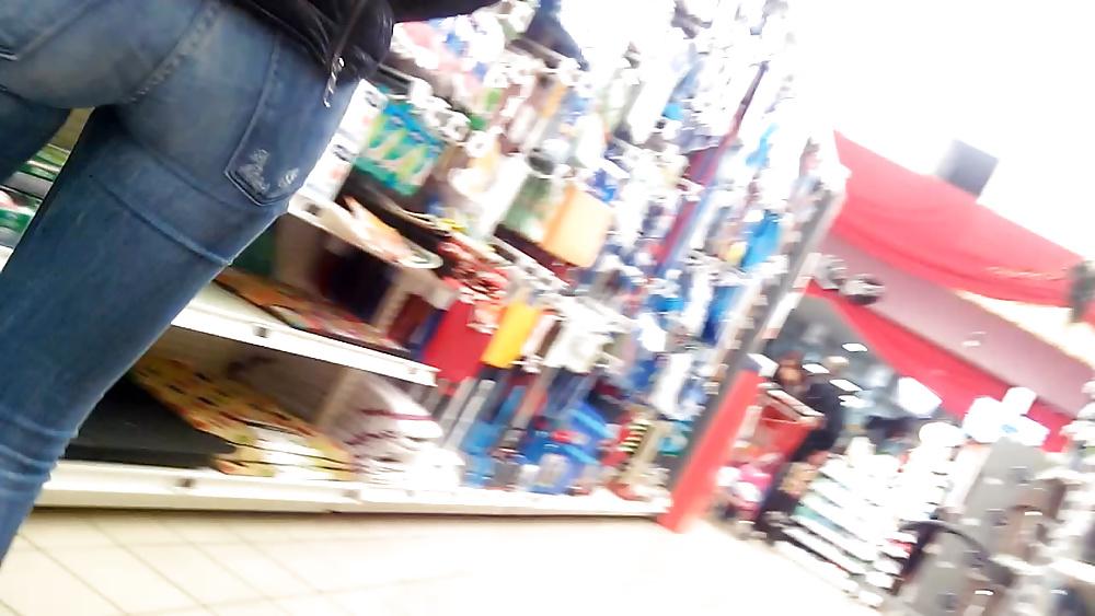 12P Culs au magasin    butts in shop