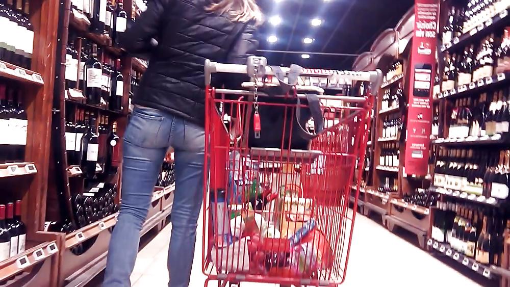 12P Culs au magasin    butts in shop