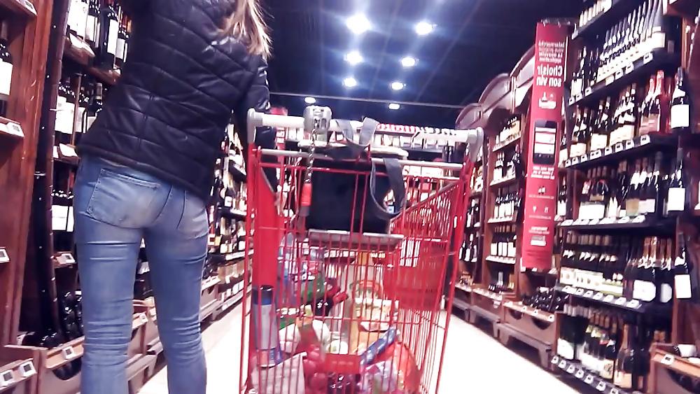 12P Culs au magasin    butts in shop