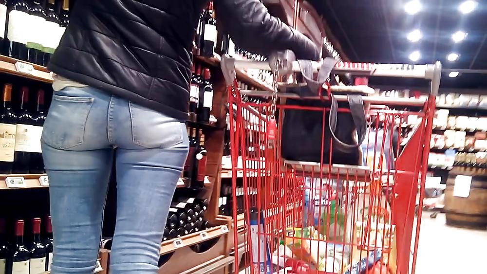 12P Culs au magasin    butts in shop