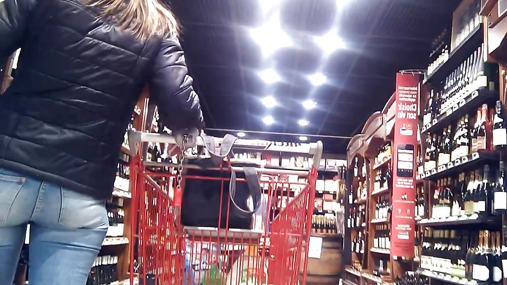 12P Culs au magasin    butts in shop