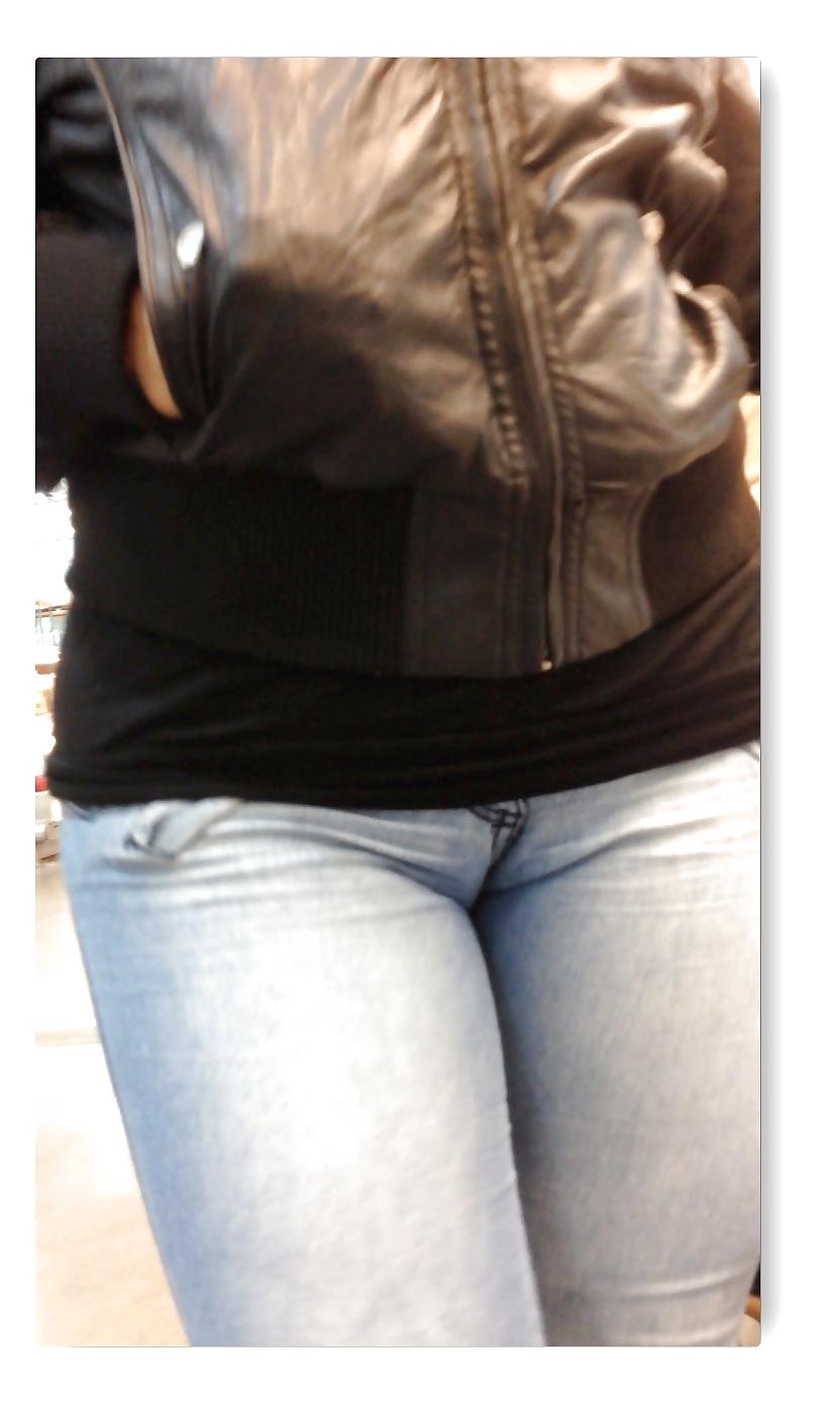 20P Ass n cameltoe in jeans