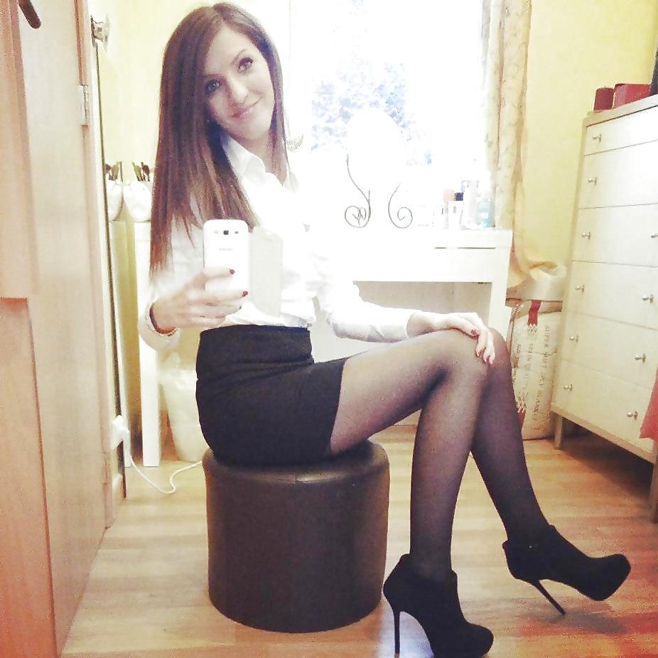 25P She's So Sexy In Pantyhose!!