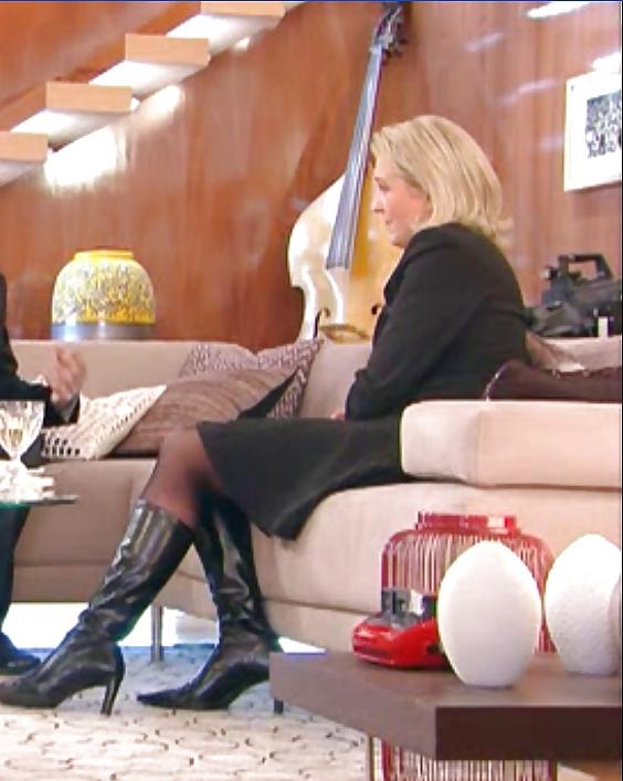 25P Licking the boots of conservative Marine Le Pen