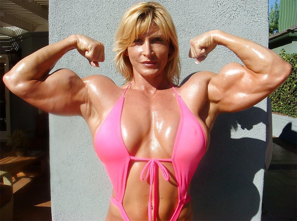 12P Beautiful Female Bodybuilder Posing Sexy