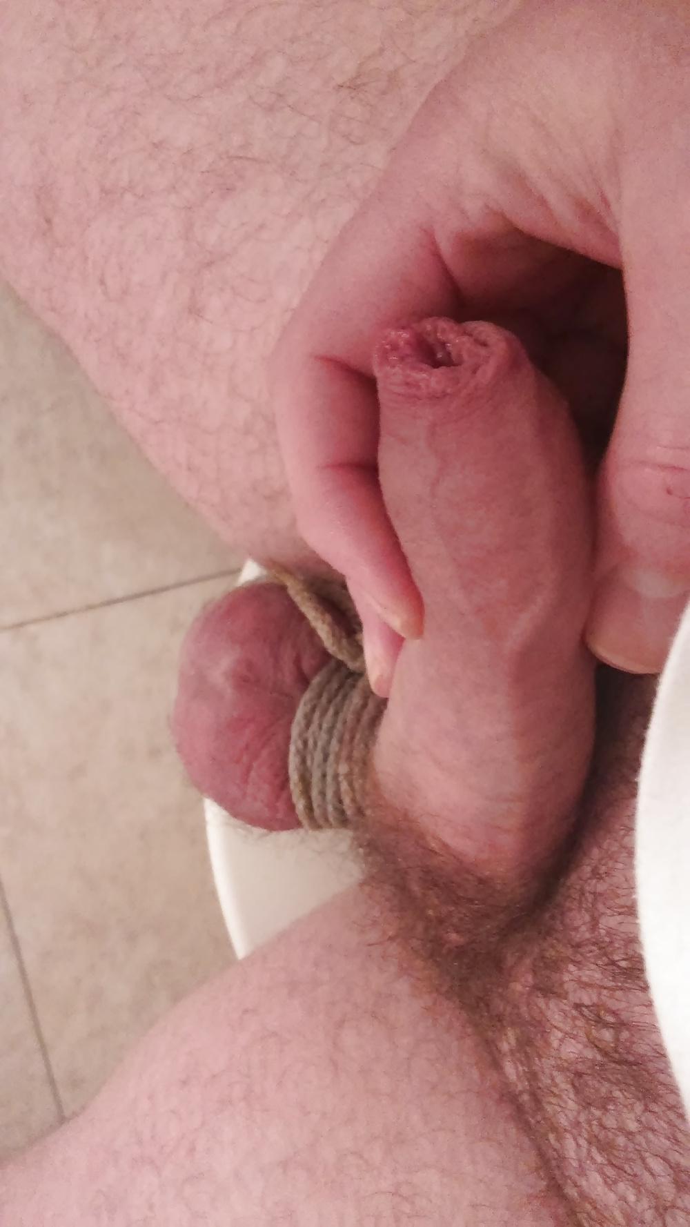 4P Un buen pene a cortar con sus huevos