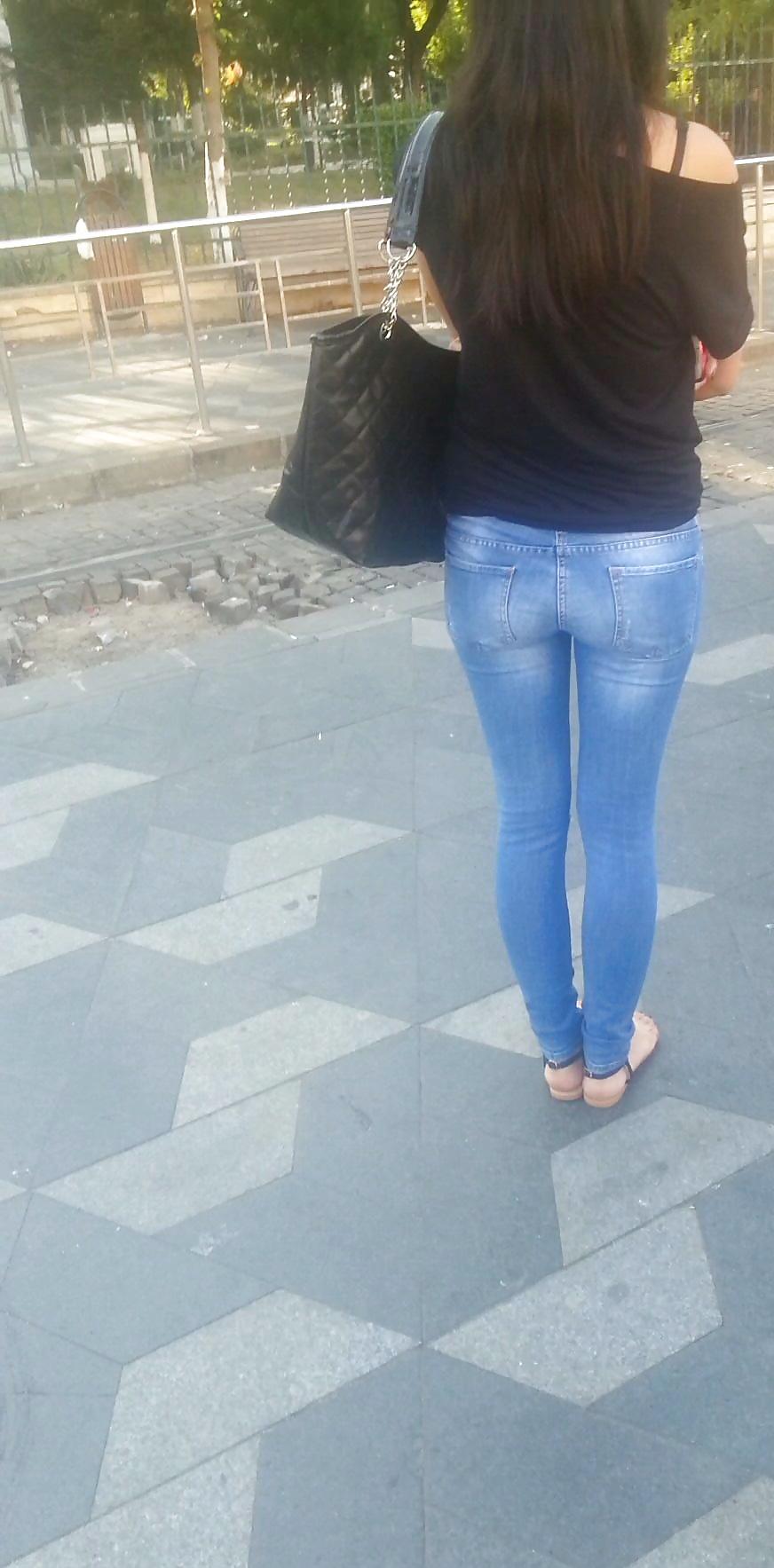 11P Spy sexy brunette face and ass romanian