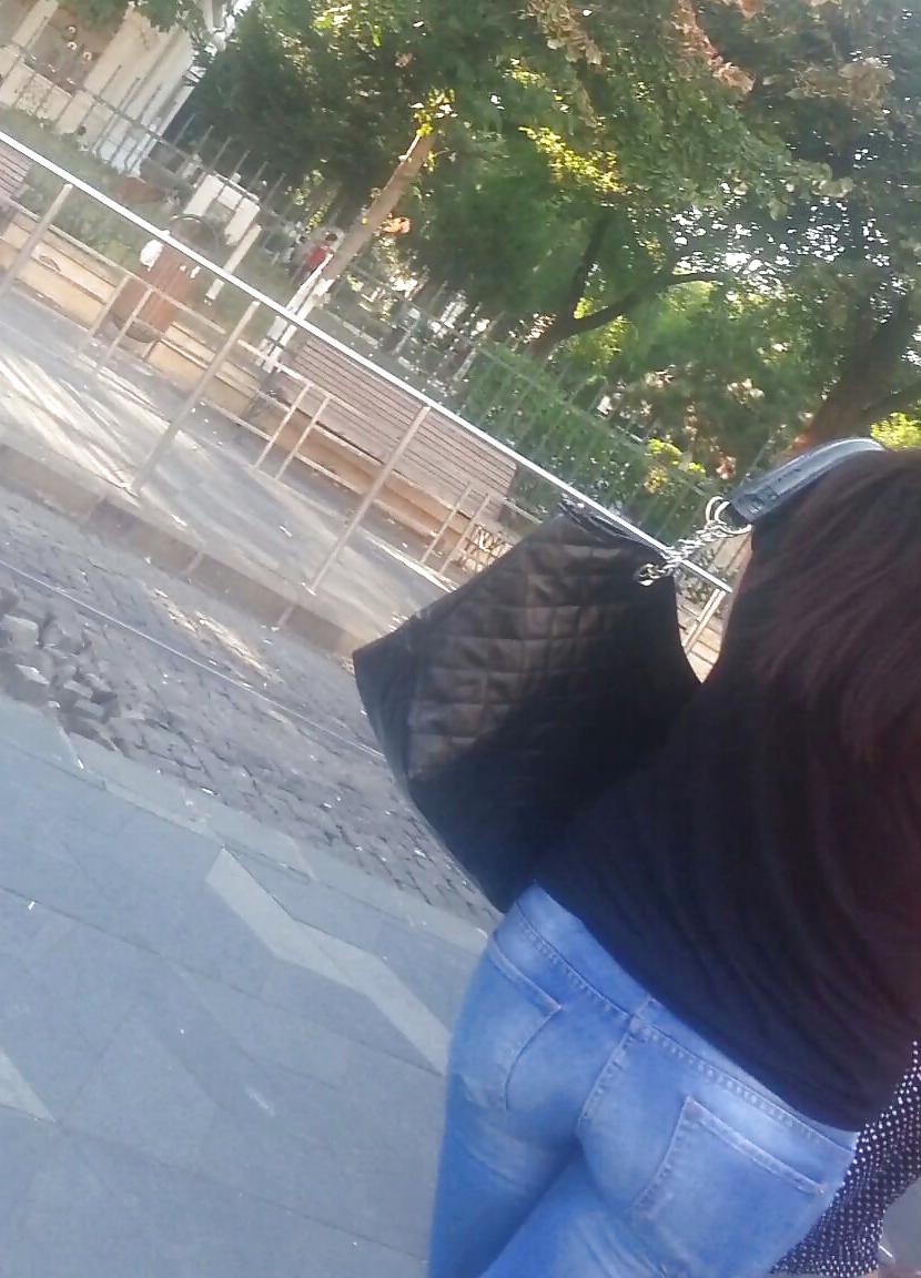 11P Spy sexy brunette face and ass romanian