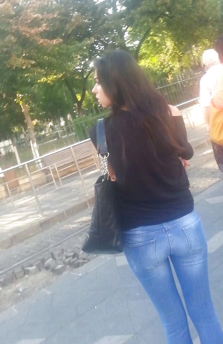 11P Spy sexy brunette face and ass romanian